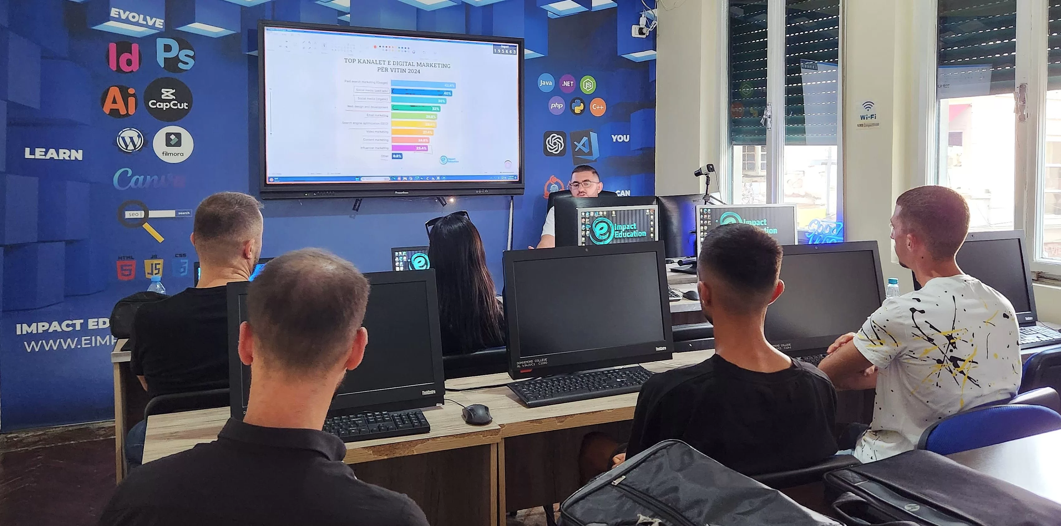Studentë gjatë trajnimit në Impact Education, Durrës