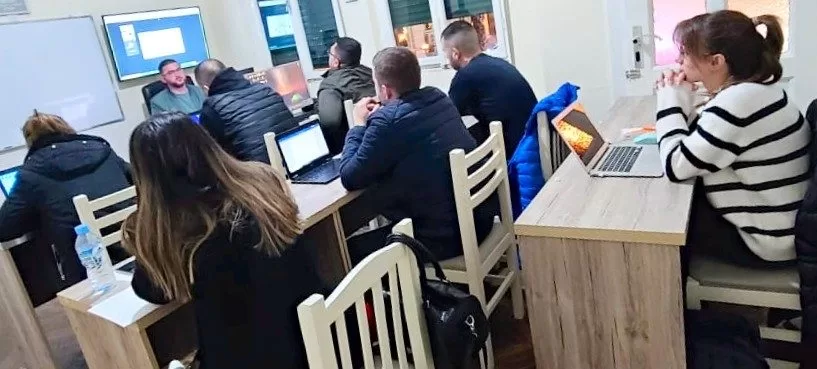 Studentë gjatë trajnimit në Impact Education, Durrës