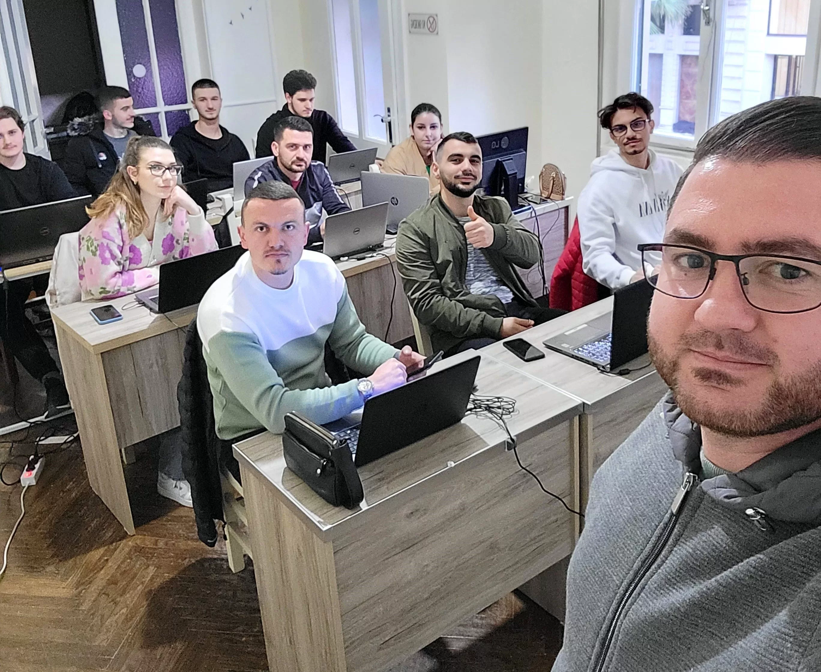 Studentë gjatë trajnimit në Impact Education, Durrës