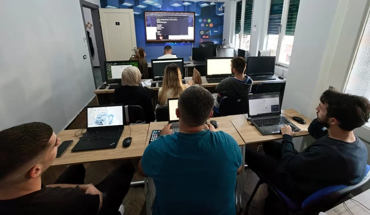 Studentë gjatë trajnimit në Impact Education, Durrës
